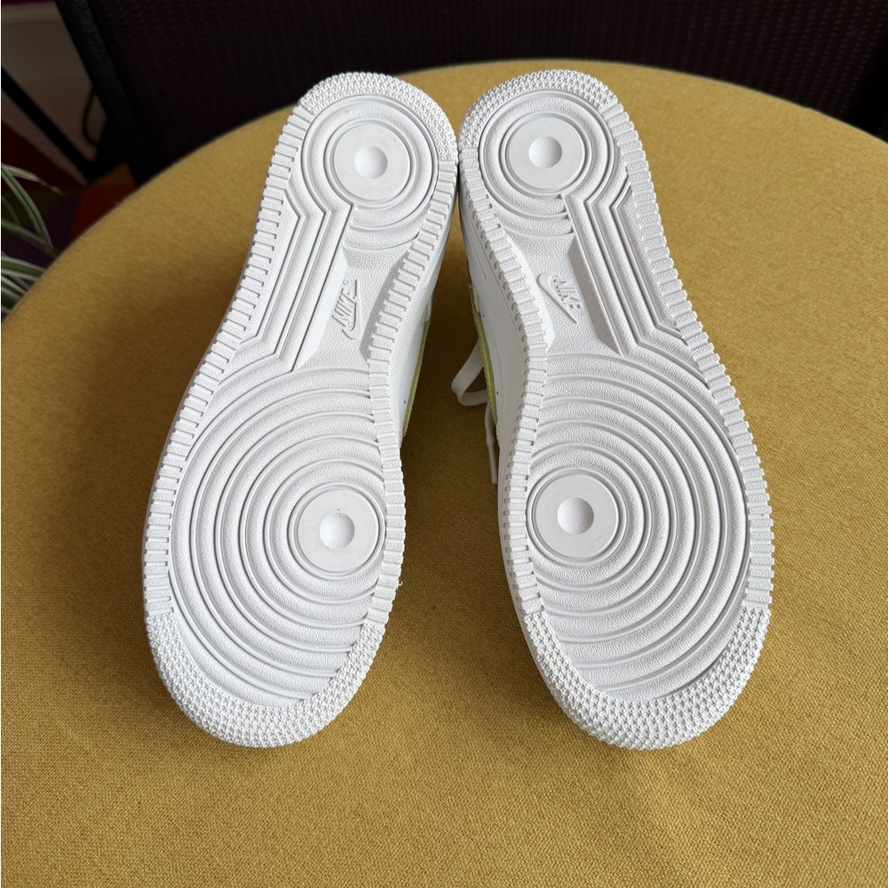 Nike Air Force One LV8 (GS) - Picture 6 of 7